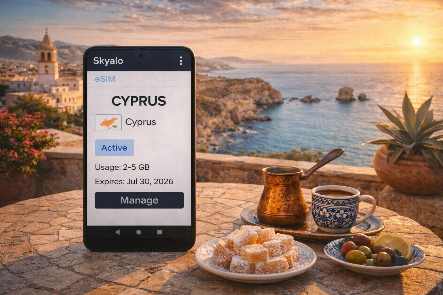 eSIM Skyalo per Cipro sullo schermo di uno smartphone con internet attivo sullo sfondo della costa mediterranea, di un villaggio cipriota e di un caffè tradizionale in terrazza con vista mare.