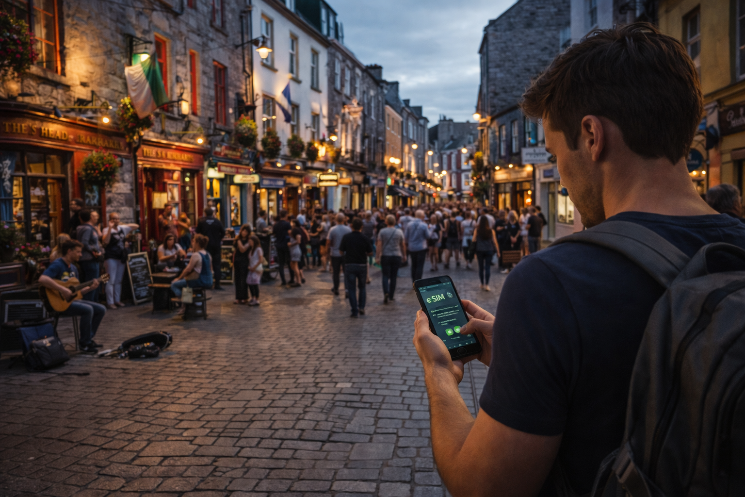 גולווי באירלנד עם רחובות צבעוניים, בנייה היסטורית ומטייל המשתמש ב-eSIM בסמארטפון במהלך שיטוט במרכז.