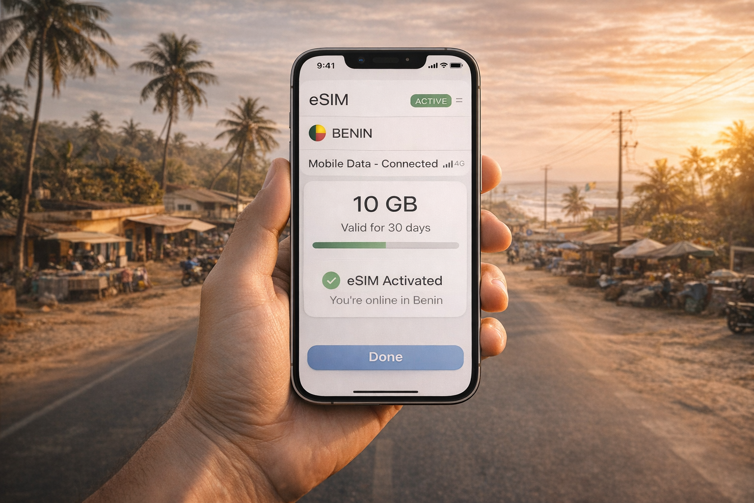 סמארטפון עם eSIM פעילה לבנין על המסך על רקע נוף טרופי, חוף ואווירה עירונית