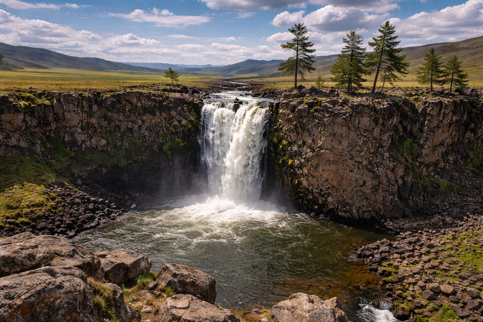 La cascada del Orjón entre rocas, paisajes de estepa y el amplio espacio natural de Mongolia