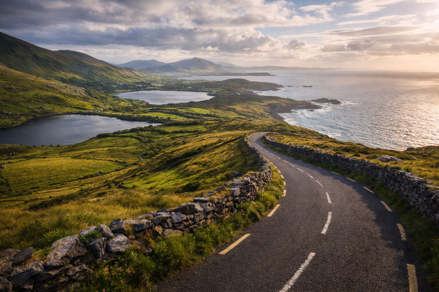 טבעת קרי באירלנד עם כביש מתפתל, גבעות ירוקות, אגמים ונופי חוף האטלנטי.