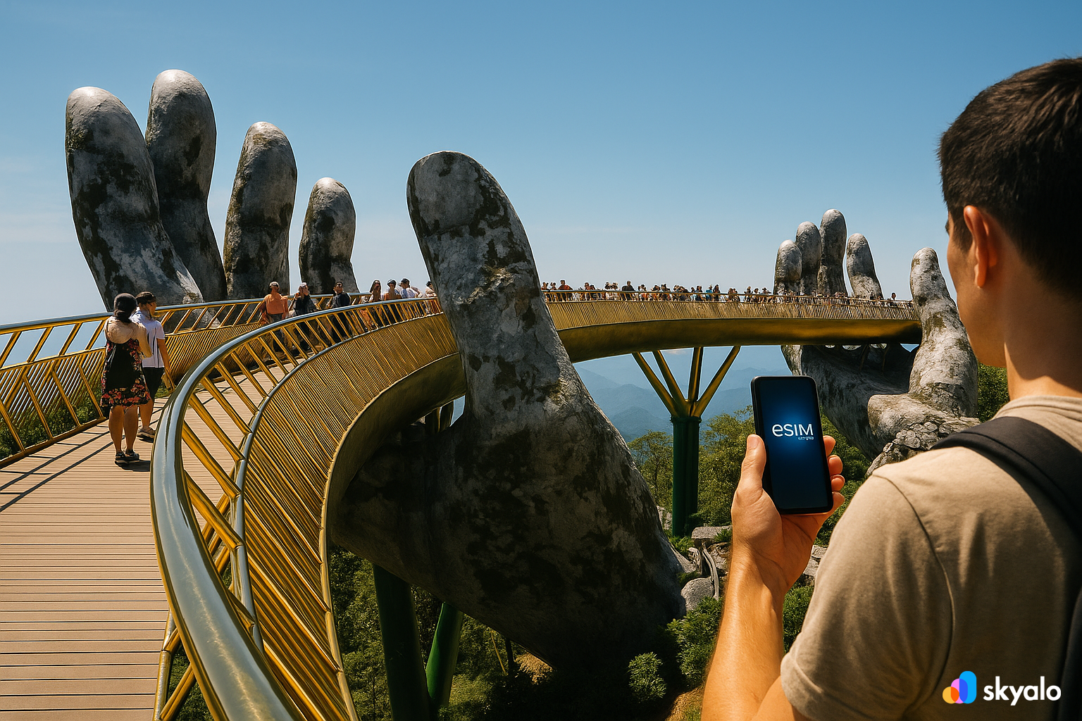 Золотой мост в Ба На Хиллс, поддерживаемый каменными руками, турист снимает на смартфон с eSIM