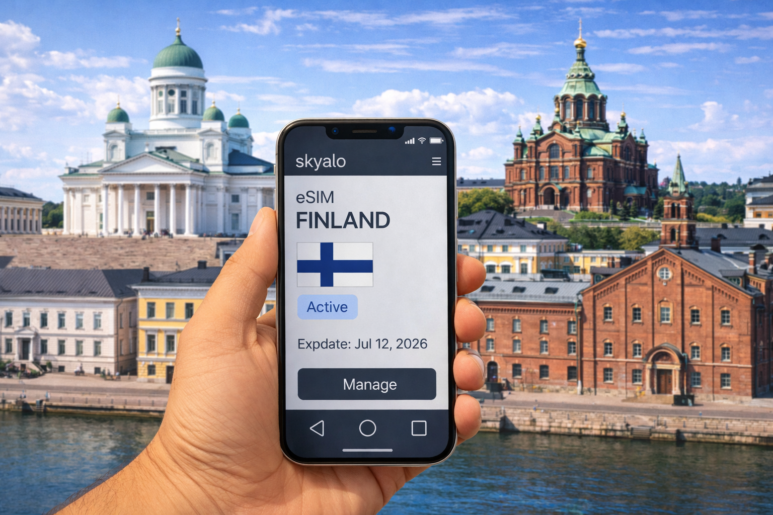 סמארטפון עם אפליקציית Skyalo ו-eSIM פעיל לפינלנד על רקע אתרים אדריכליים בהלסינקי והטיילת שעל המים.