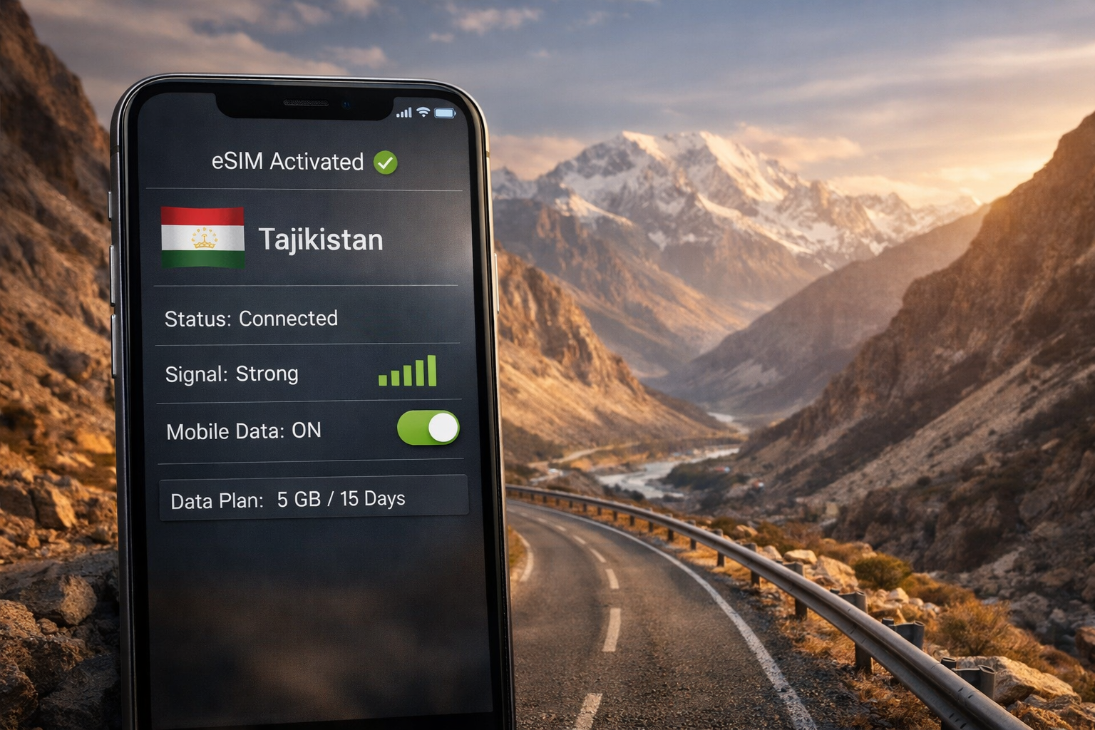 סמארטפון עם eSIM פעילה ואינטרנט סלולרי עובד על רקע עמק הררי, כביש בגובה רב ונוף של טג'יקיסטן.