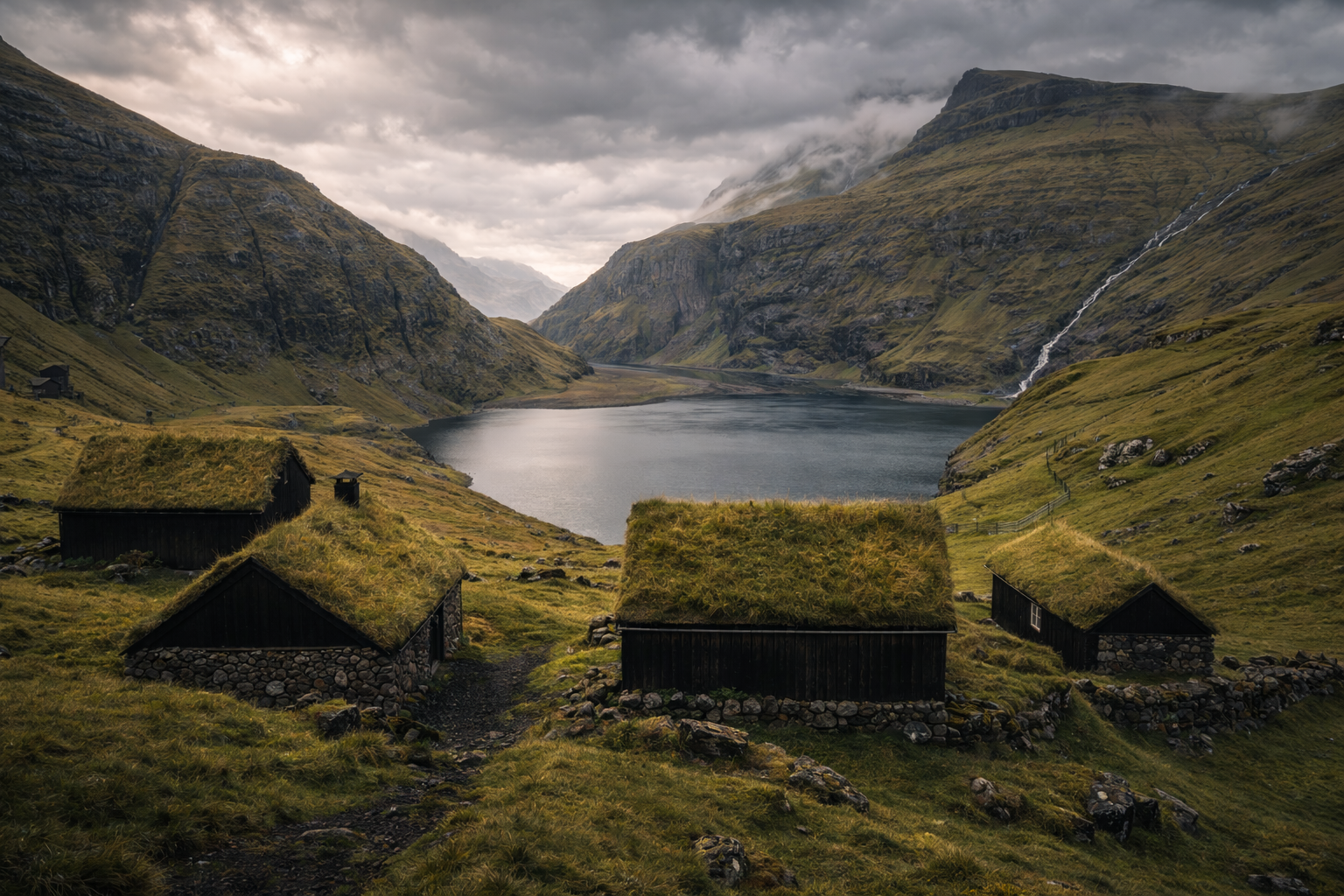 Wioska Saksun z laguną i domami z trawiastymi dachami na Wyspach Owczych