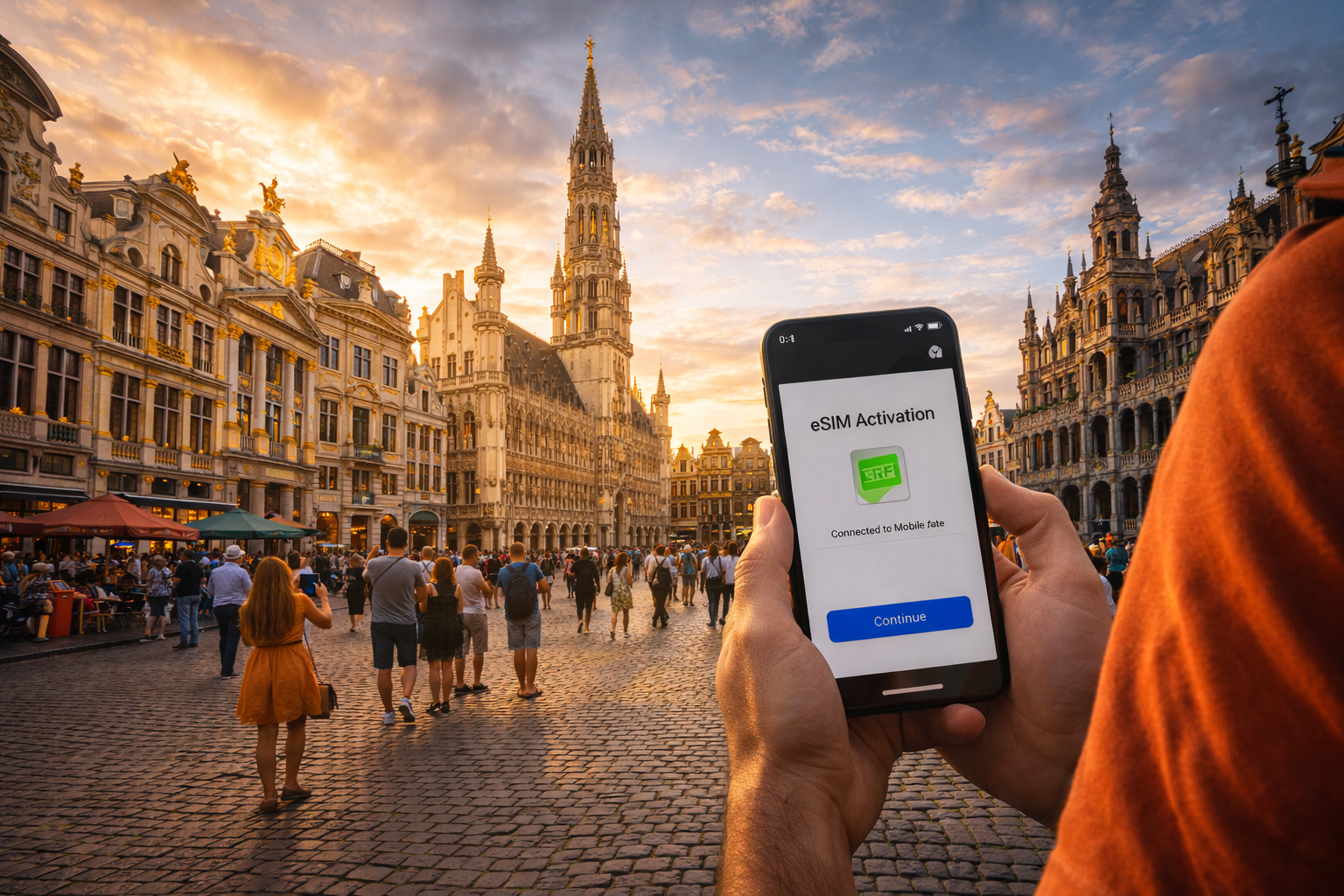 Un turista usa lo smartphone con internet eSIM nella Grand-Place di Bruxelles durante un viaggio in Belgio