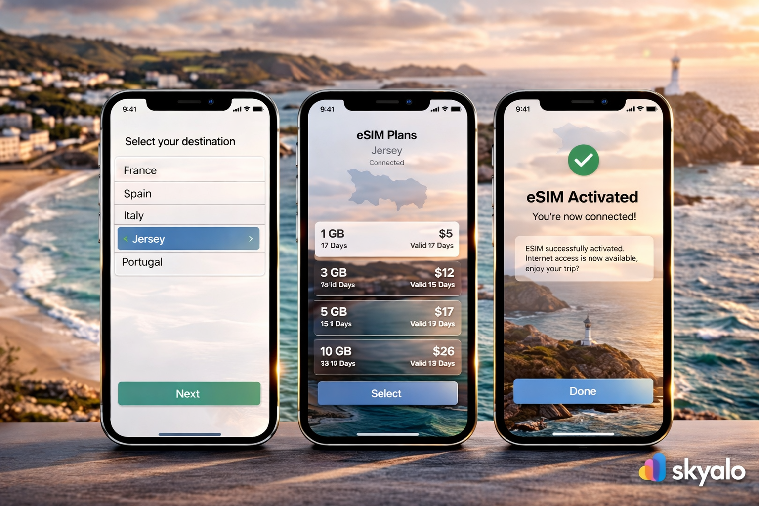 שלושה סמארטפונים עם תהליך חיבור eSIM לג'רזי צעד-אחר-צעד על רקע קו החוף הציורי של האי: בחירת מדינה, בחירת חבילה והפעלה מוצלחת של האינטרנט.