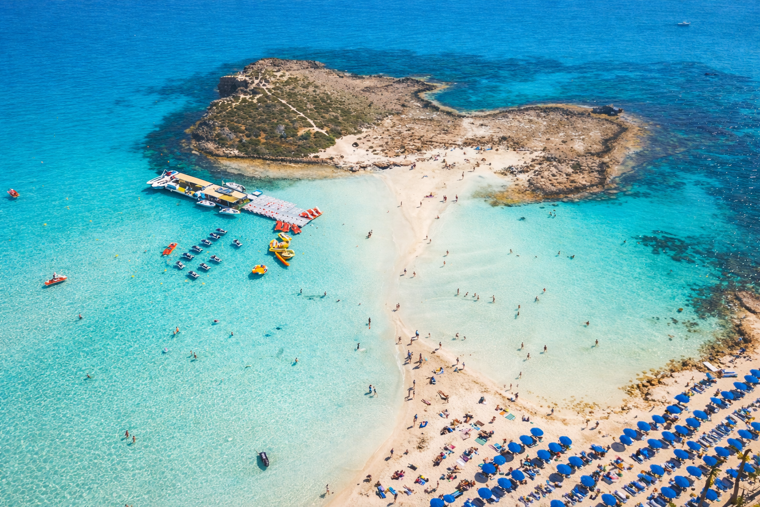 La spiaggia Nissi Beach ad Ayia Napa, a Cipro, con acqua turchese.
