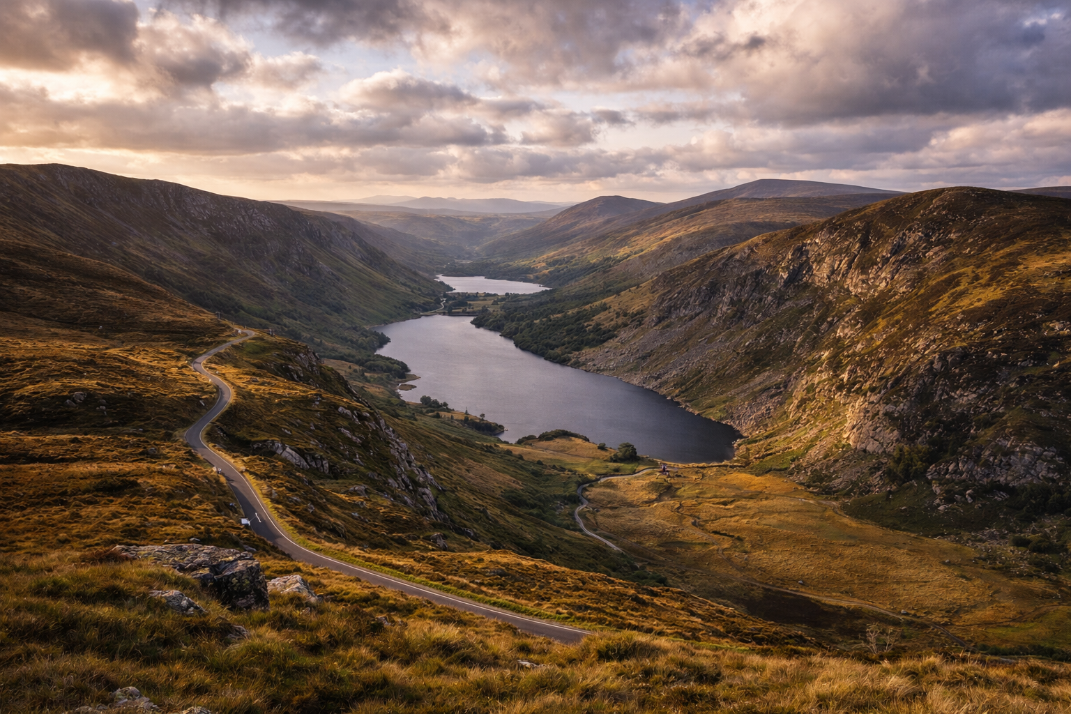 הפארק הלאומי הרי וויקלואו עם עמקים הרריים, אגמים, כבישים מתפתלים ואור אירי רך.