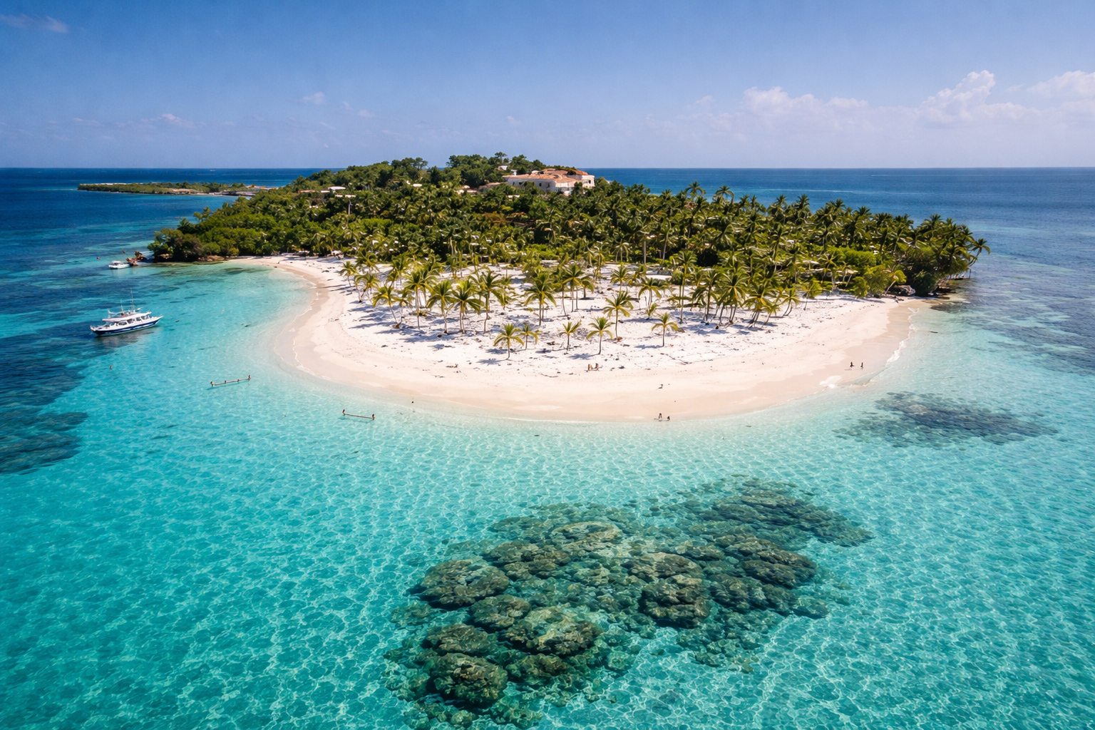 L’illa Catalina a la República Dominicana - platja de sorra blanca, palmeres i aigua turquesa transparent amb coralls, vista aèria
