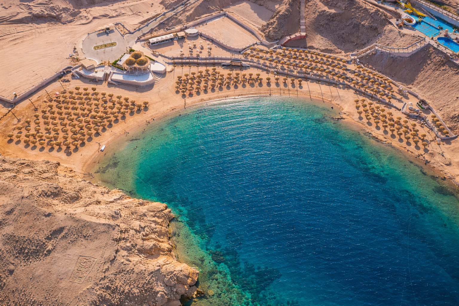 Pantai Golden Bay di Malta ketika matahari terbenam