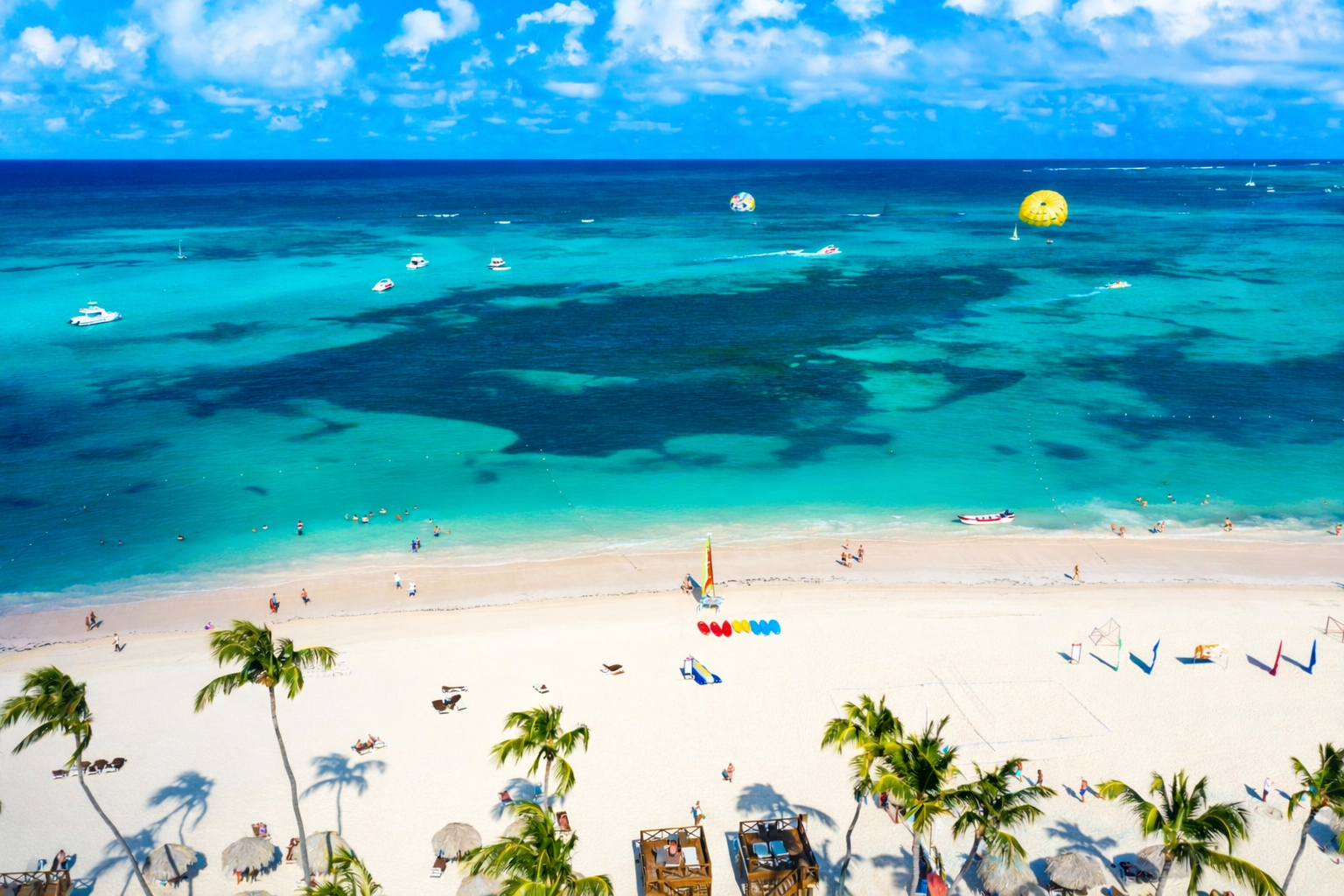 Platja de Bávaro amb sorra blanca i aigua turquesa, vista des de dalt