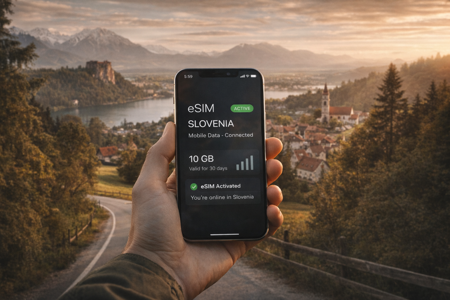 סמארטפון עם eSIM פעילה בסלובניה על רקע נוף אלפיני, גבעות ירוקות וכביש ציורי