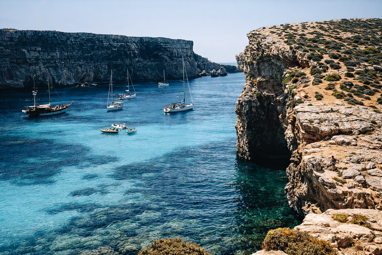 Pulau Comino dengan pemandangan alam semula jadi
