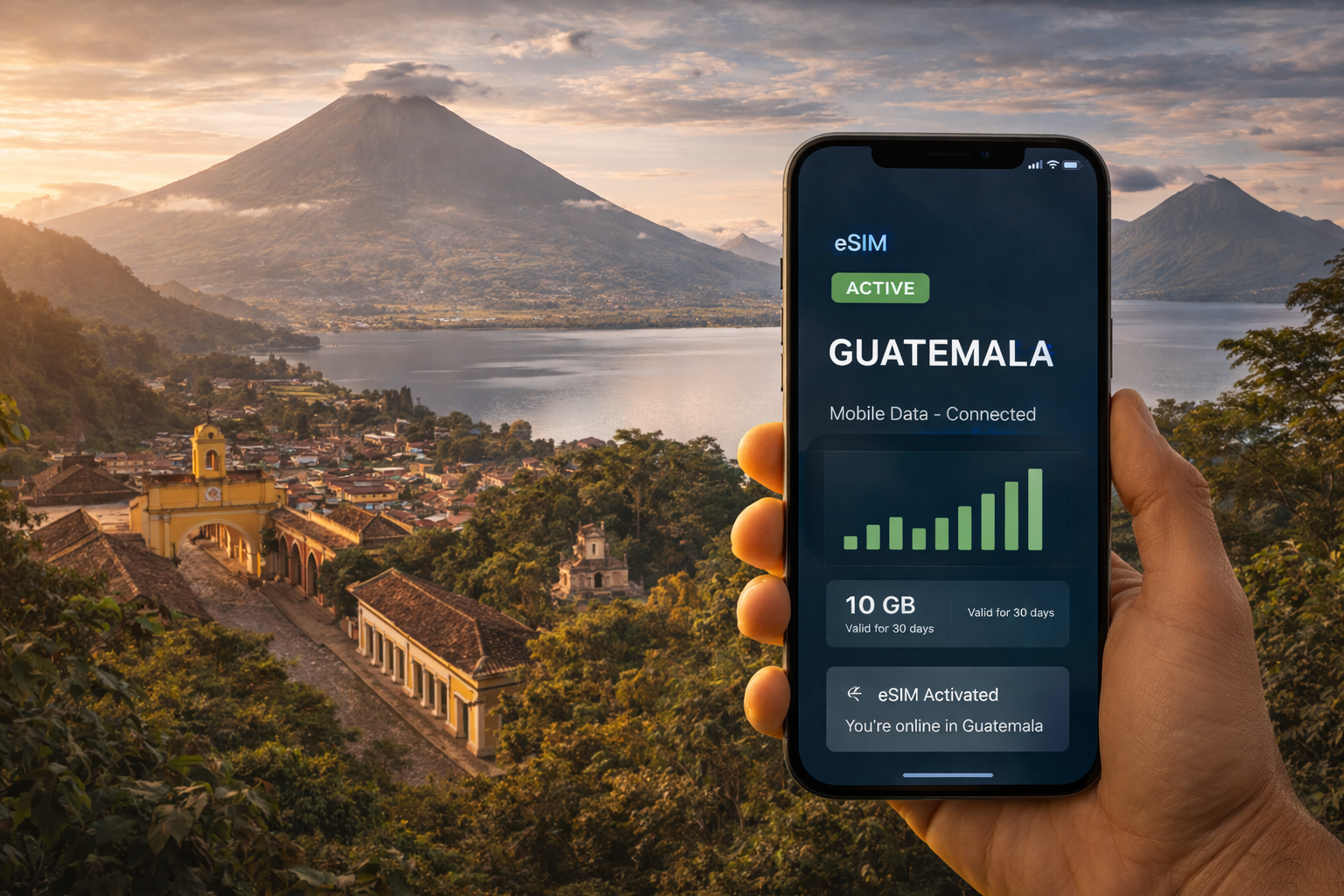 סמארטפון עם eSIM פעילה בגואטמלה על רקע הרי געש, רחובות קולוניאליים של אנטיגואה ונופי טבע