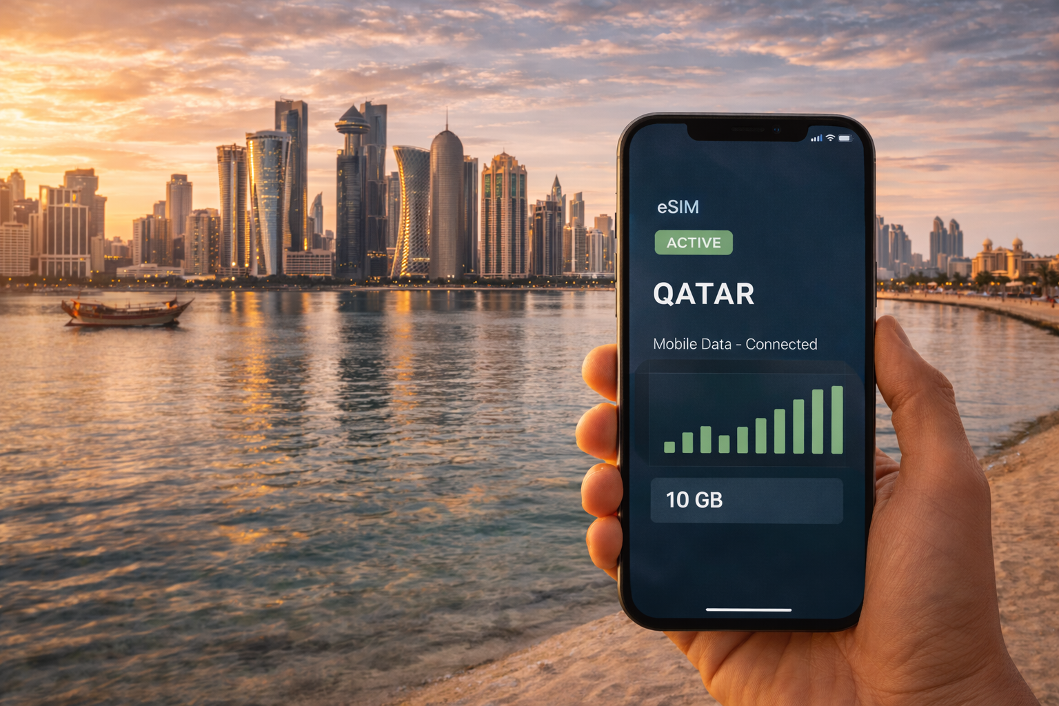 סמארטפון עם eSIM פעילה בקטאר על רקע פנורמה של דוחא בשקיעה, עם קו הרקיע המודרני והמים השקטים של המפרץ הפרסי