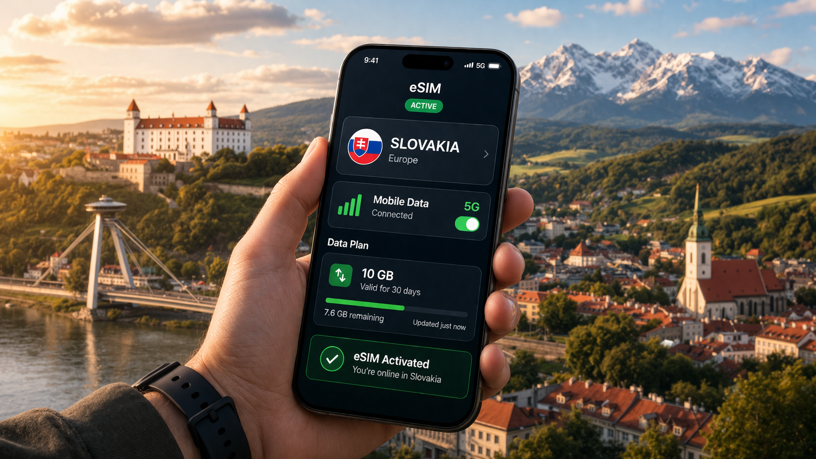 סמארטפון עם eSIM פעילה ואינטרנט סלולרי עובד על רקע אווירת העיר ברטיסלבה ונוף הררי של סלובקיה.