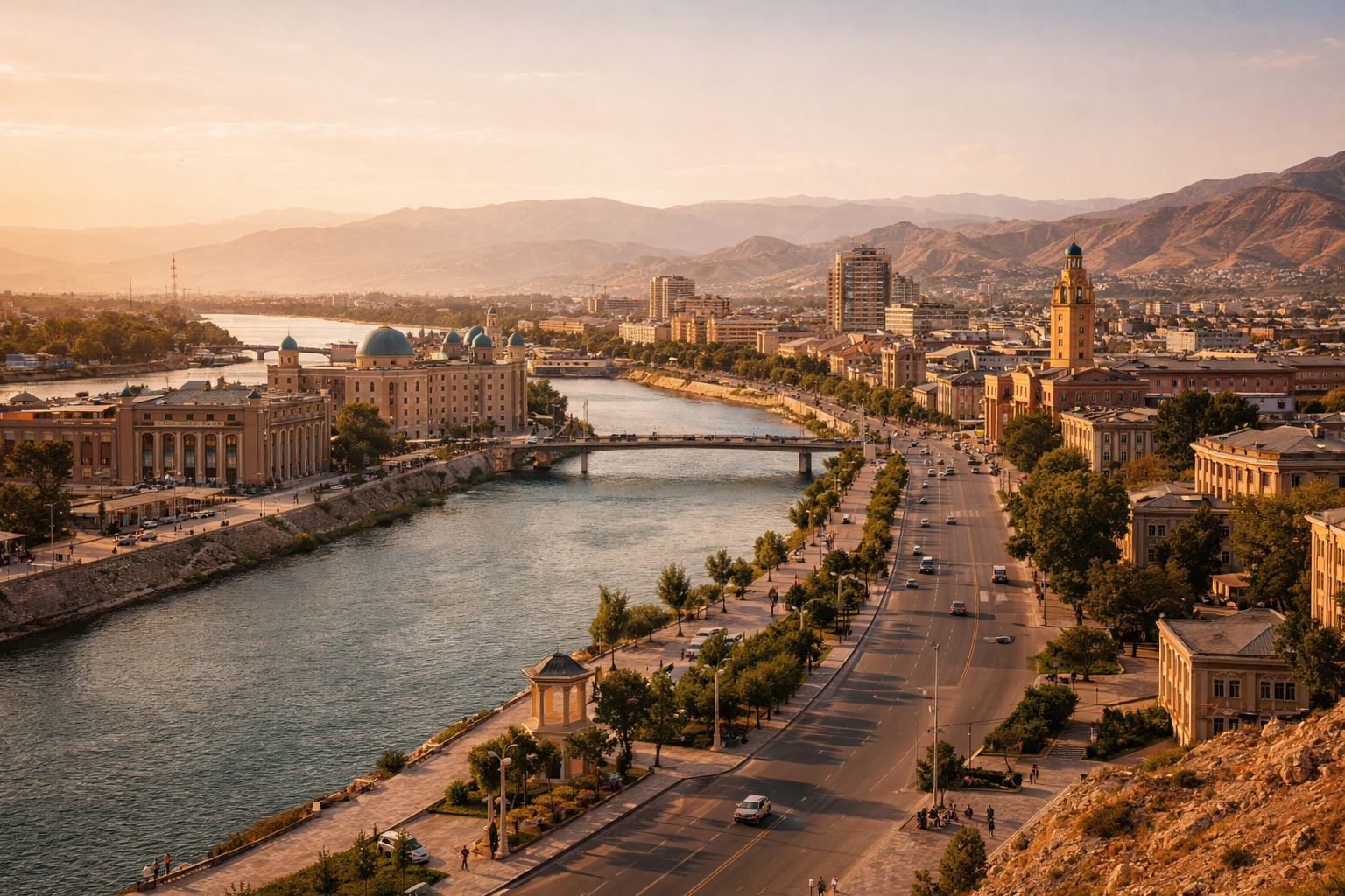 חוג'נד בטג'יקיסטן עם בנייה עירונית, אור דרומי רך, אווירת טיילת ואופי היסטורי של העיר העתיקה.