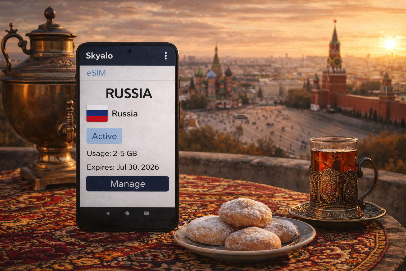 Uno smartphone con eSIM per la Russia attivata sullo sfondo della Piazza Rossa e del Cremlino al tramonto.