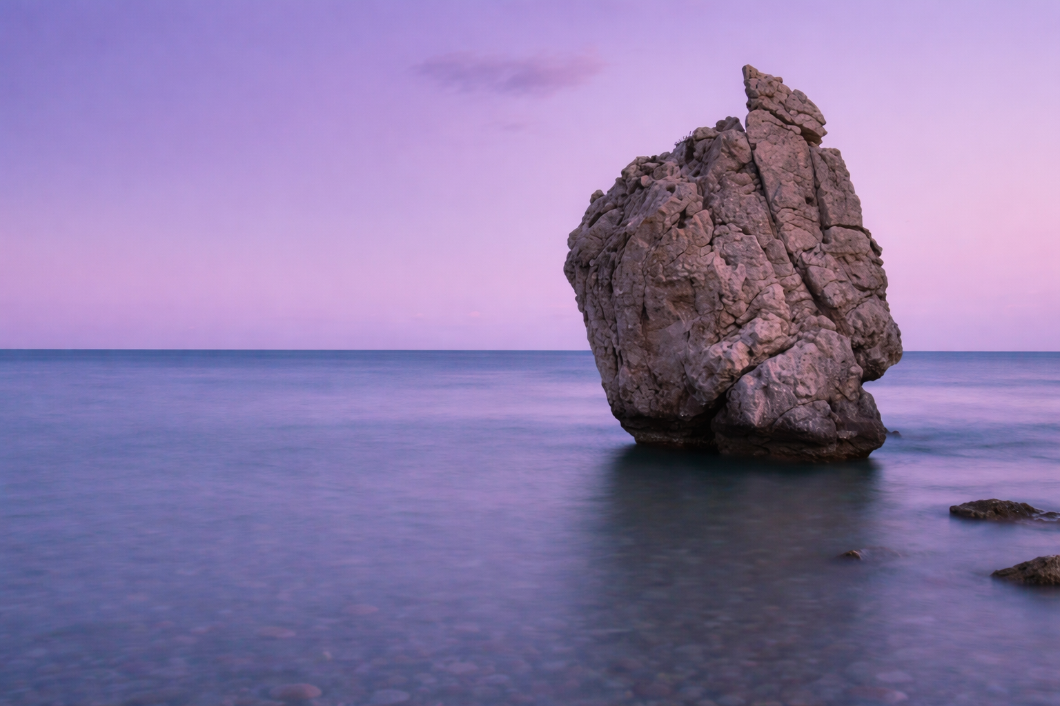 La Roccia di Afrodite sulla costa di Cipro, tra le acque turchesi del Mediterraneo.