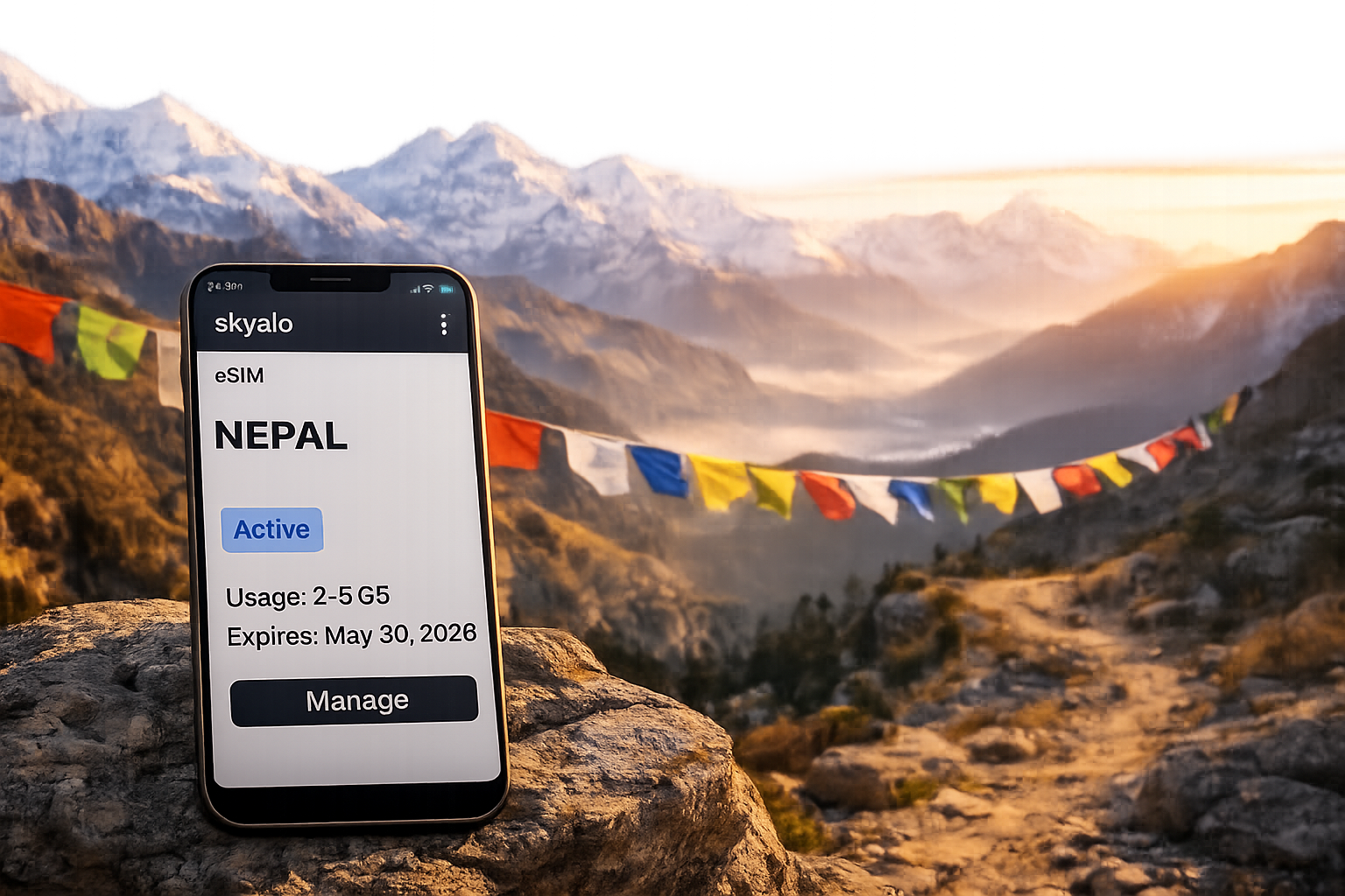 Uno smartphone con eSIM attiva sullo sfondo di un paesaggio montano dell’Himalaya in Nepal.
