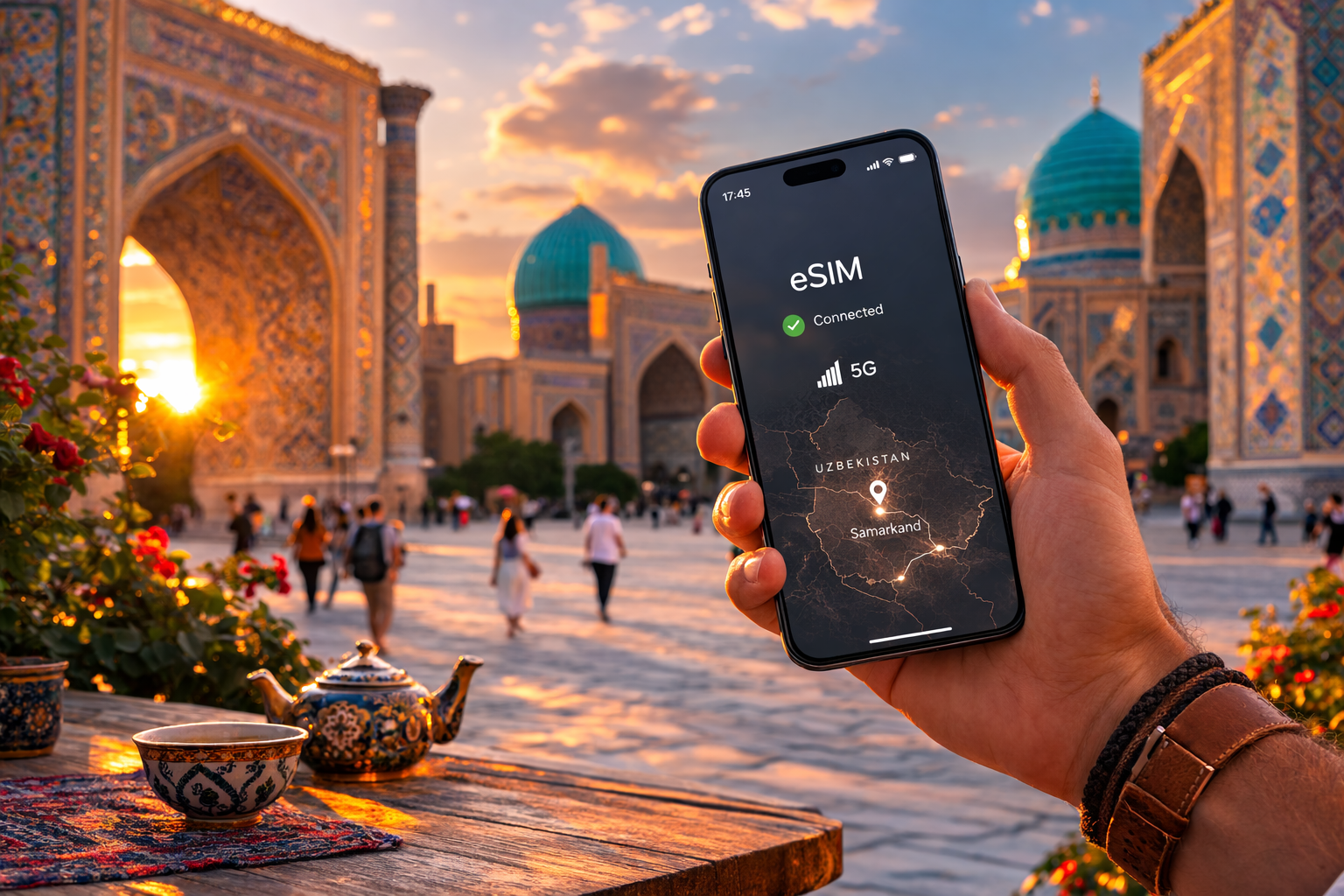 Smartphone con eSIM attiva e mappa dell’Uzbekistan sullo schermo sullo sfondo di Samarcanda