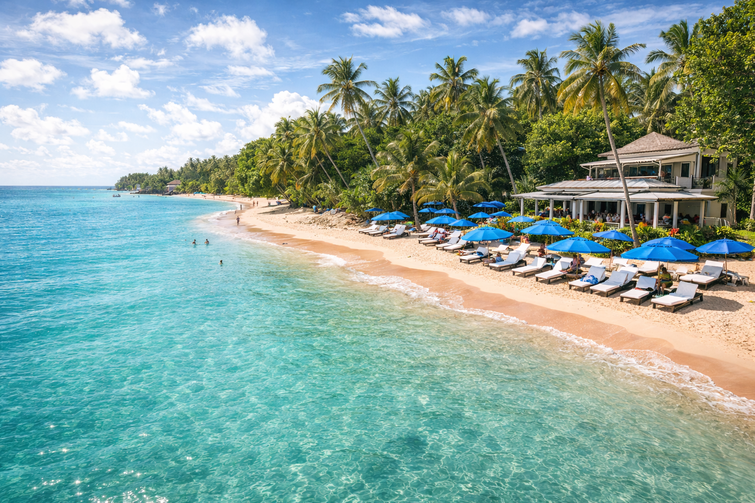 Spiaggia di sabbia bianca di Mullins con palme e acqua turchese, Barbados