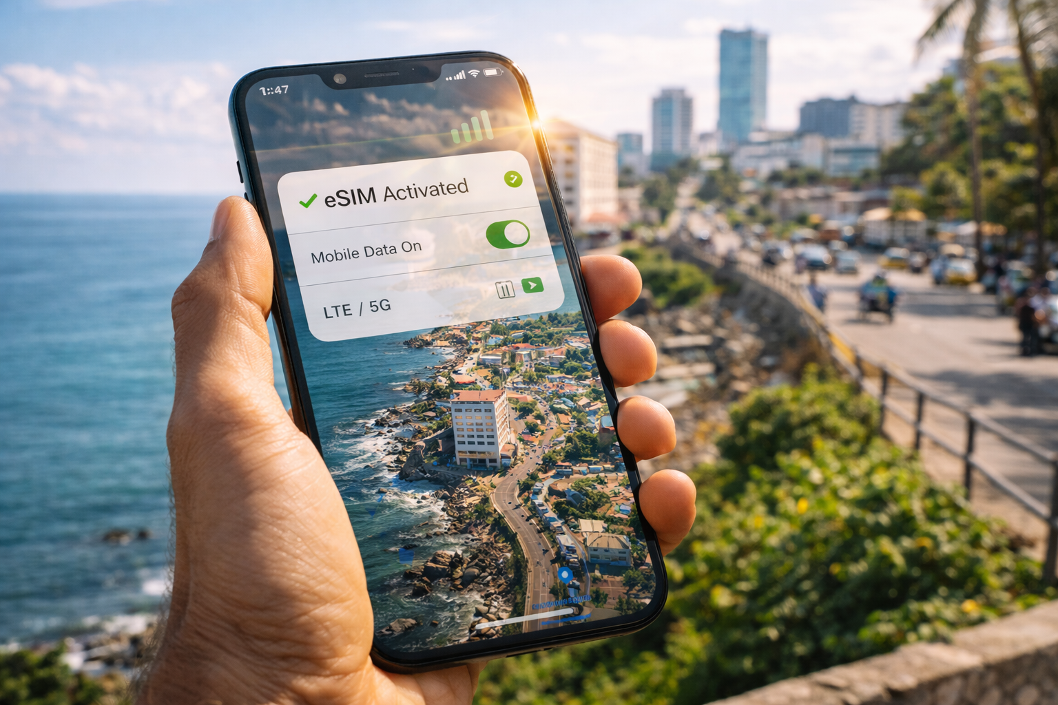 Smartphone con eSIM attiva e mappa di Conakry sullo schermo per internet mobile in Guinea